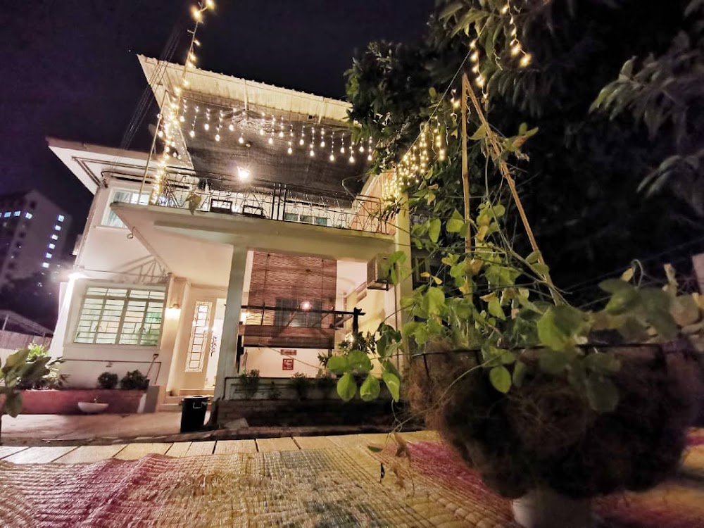 White house homestay