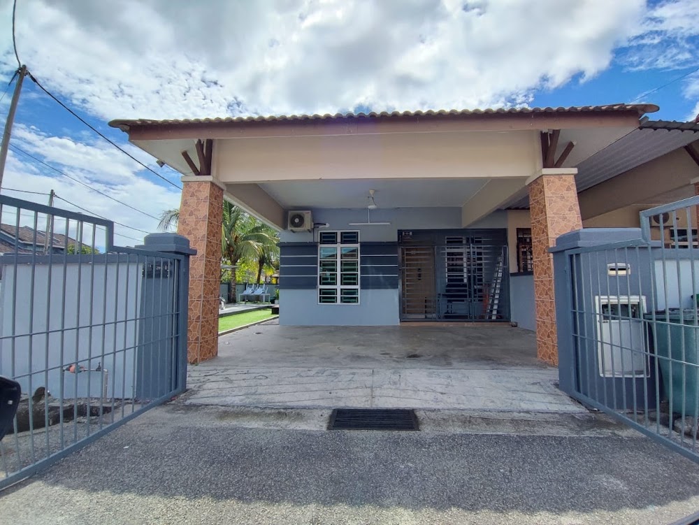 Private Pool Homestay De Humaira