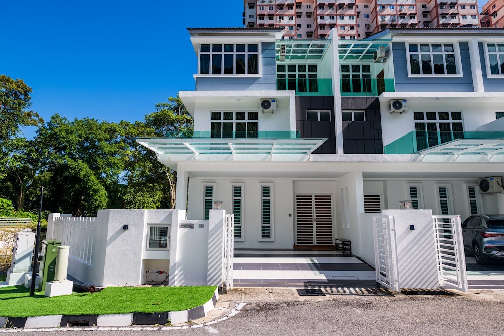 La Ferringhi Villa by ALV